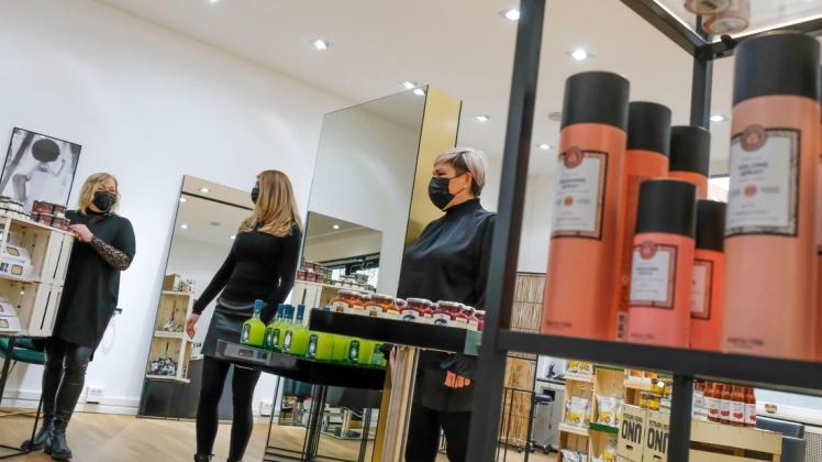 Pesto statt Shampoo: Die Salonbetreiberinnen Connie Lauf, Jana Titus Livius und Jennifer Hupe verkaufen Freitag und Samstag Feinkost in ihrem Friseursalon in Osnabrück.
