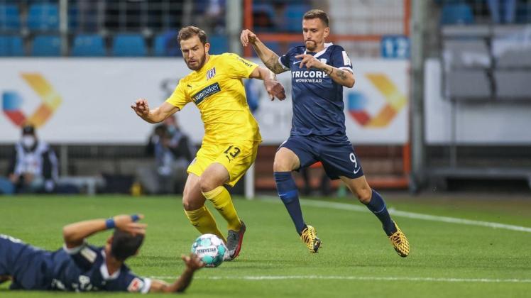 Auch Dank Torjäger Simon Zoller (rechts, im Duell mit Ken Reichel) darf der VfL Bochum von Der Rückkehr in die Bundesliga träumen.