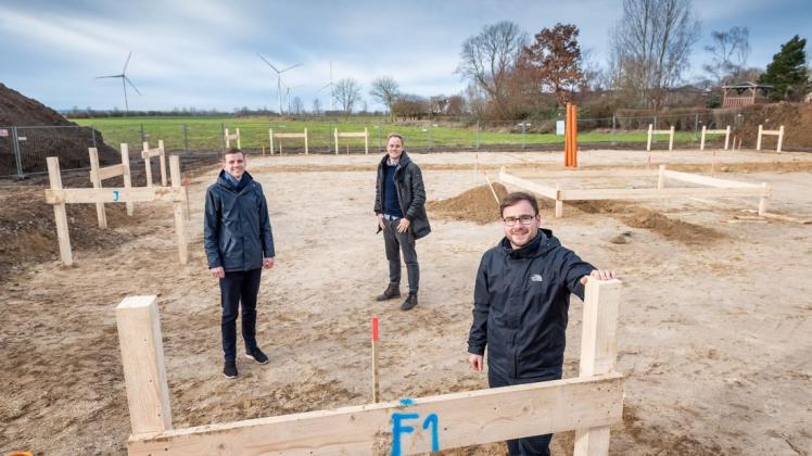 Ein Ingenieurzentrum für Erneuerbare Energien soll in Admannshagen entstehen. Peter Voß (vorne), Tim Ohm (links) und Martin Panter stellen die Pläne vor.