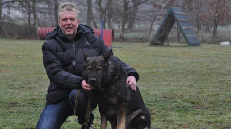 Hundetrainer Wolfgang Maschewski (hier mit seinem Schäferhund Uno) betreibt in Hesepe die Hundeschule Dogs Academy. Zurzeit kommen besonders viele Ersthundebesitzer zu ihm, um einen "Hundeführerschein" zu machen.