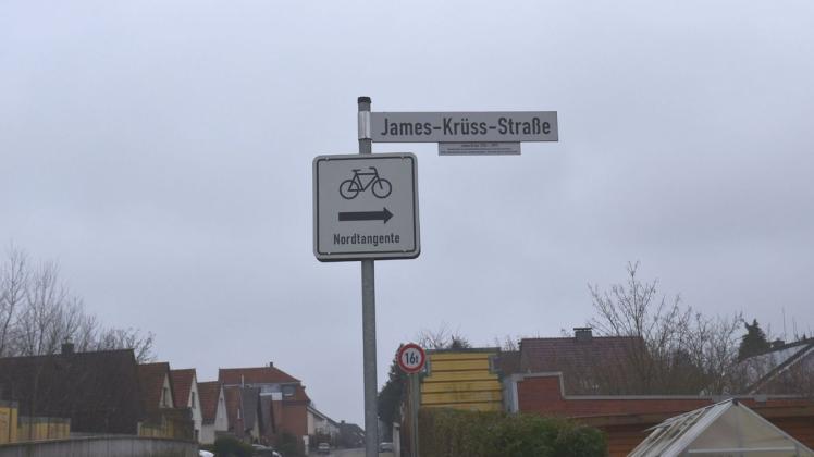 Nach James Krüss ist bereits eine Straße benannt in Bramsche. Sie geht am Bramscher Berg von der Luisenstraße ab. Auf einer Tafel, die der HVV Bramsche angebracht hat, ist von seinen verwandschaftlichen Beziehungen in der Tuchmacherstadt zu lesen.