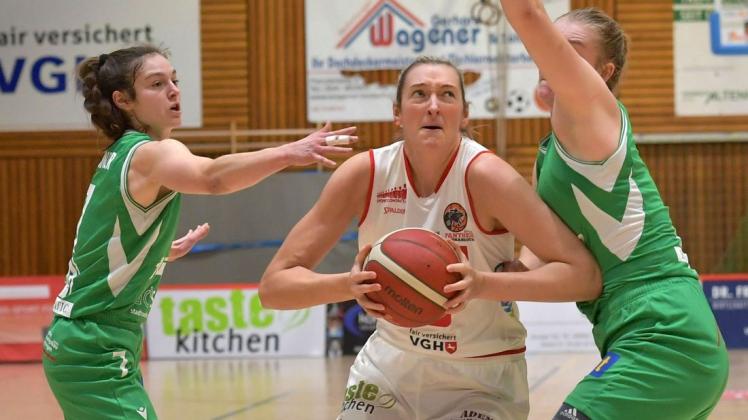 Eine erfahrene Teamspielerin hat sich der OSC mit Katharina Fikiel (Mitte) gesichert. Die Länderspielpause kommt der Basketballerin gelegen, um nach längerer Pause weiter in Form zu kommen.