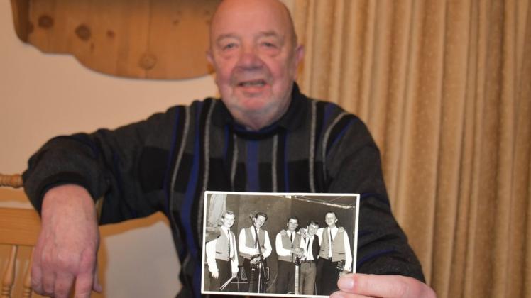 Das waren die „Hurricanes“: Hans Biernath zeigt ein Bild aus den 60ern mit ihm als Bassisten (ganz rechts) der Bramscher Band.