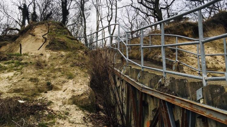 Ein aktuelles Bild zeigt die Schäden an der Treppe am Strandaufgang 38. Laut Tourismuszentrale sollen sie im Dezember 2020 beseitigt worden sein. Das will allerdings nicht jeder glauben bei dem Anblick.