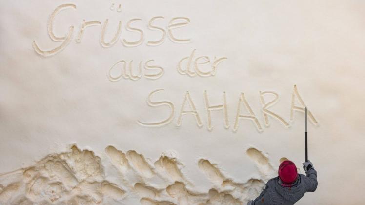 Szene aus Thüringen: Blutschnee mit Sandstaub aus der Sahara.