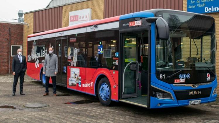 DK Medien sponsert umweltfreundliches Fahren bei Delbus und beklebt einen der neuen Hybridbusse mit dk-Werbung. Ein Gewinn für Delbus-Geschäftsführer Carsten Hoffmann (links), DK-Geschäftsführer Thorsten Schulze (rechts) und den Klimaschutz.