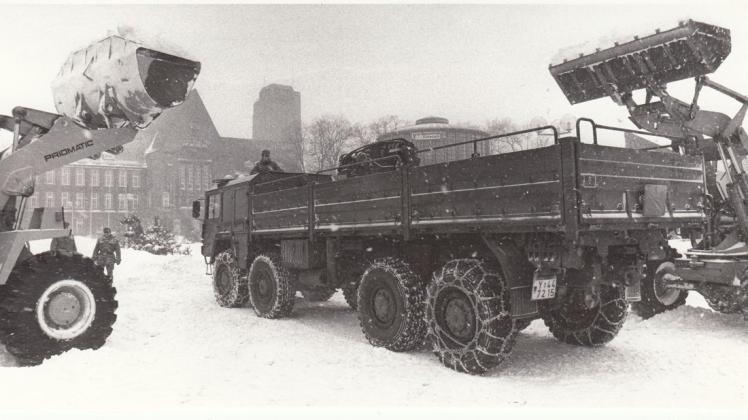 Die Bundeswehr musste mit ihren Fahrzeugen beim Abtransport der Schneemassen helfen. (Archivfoto)