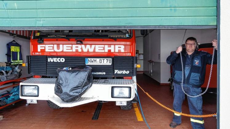 Kam geradeso durch den TÜV: das  Feuerwehrauto Baujahr 1976. Dirk Mehs  und Kameraden halten es am Laufen.