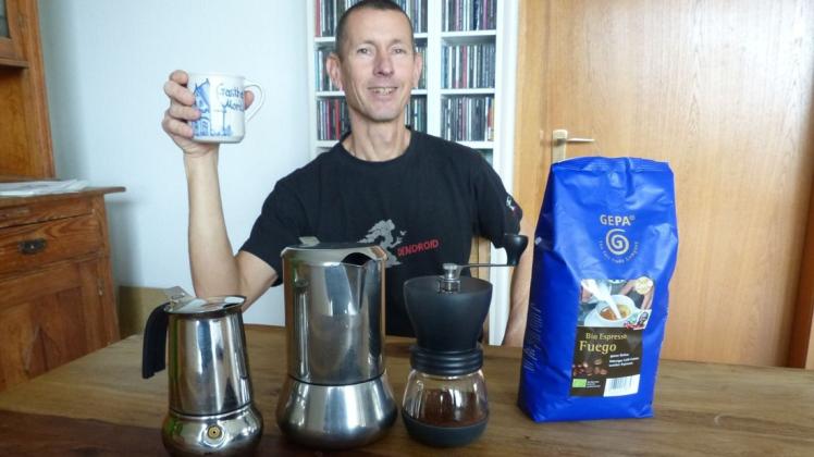 Haltbare Edelstahlkannen, Handmühle und fair gehandelte Kaffeebohnen: So genießt Claus Rasmus seine Tasse Kaffee.