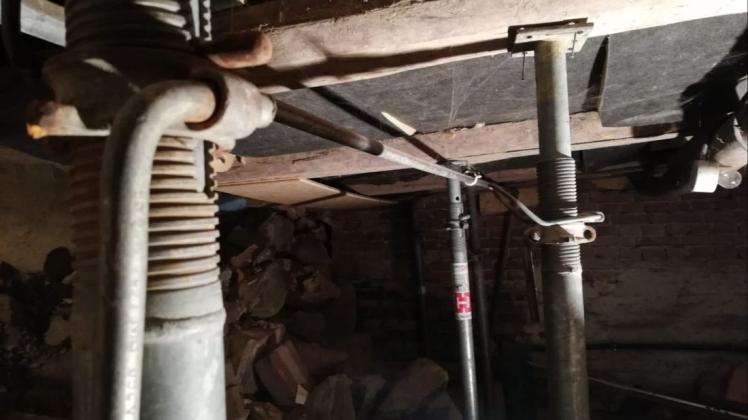 Diese Drehsteifen halten aktuell die Last des Hauses.