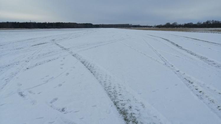 Fahrspuren im Schnee zeigen, dass Quadfahrer auf dem Flugplatz des Güstrower Aero Clubs unterwegs waren. Dabei haben sie Schäden an der Start- und Landebahn verursacht. Fahrspuren im Schnee zeigen, dass Quadfahrer auf dem Flugplatz des Güstrower Aero Clubs unterwegs waren. Dabei haben sie Schäden an der Start- und Landebahn verursacht.