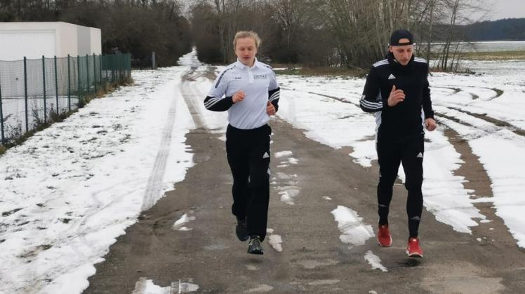 Trotz des wenig lauffreundlichen Wetters sammeln Mannschaftskapitän Jonathan Riedel (l.) und Oliver Köhn fleißig Kilometer für ihre Schwarz-Weißen.