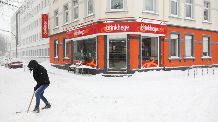 Wegen des Schnees und eines Fahrverbots für Lastwagen müssen die Filialen der Bäckerei Brinkhege am Montag geschlossen bleiben.