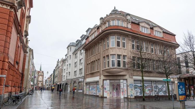 Seit nunmehr drei Jahren steht das alte Kaufhaus in der Kröpeliner Straße 64 leer. Die ehemalige Mieterin, die Ostseesparkasse Rostock und der Besitzer befinden sich noch im Rechtsstreit.