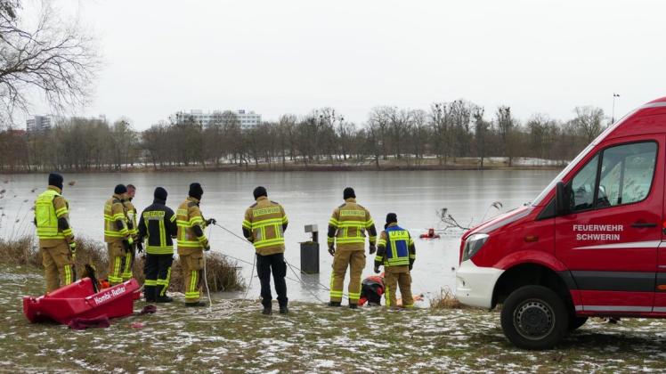 Proben für den Ernstfall: Die Feuerwehr Schwerin probt am Faulen See die Rettung eines Menschen, der ins Eis eingebrochen ist.