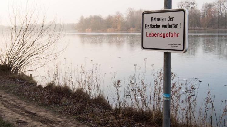 Ein Warnschild mit Hinweis "Lebensgefahr" warnt vor Betreten der Eisfläche auf dem Maschsee in Hannover.