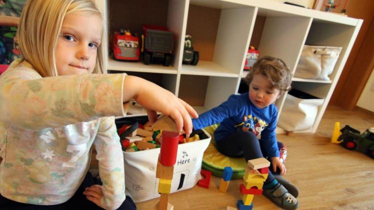 Die vierjährige Kaycee und der zweijährige Nico werden von Tagesmutter Britta Boekholt in Stenum betreut. Die vierjährige Kaycee und der zweijährige Nico werden von Tagesmutter Britta Boekholt in Stenum betreut.