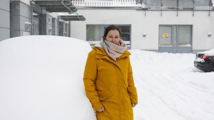 Wie Sie sehen, sehen Sie nichts: Pflegedienstleiterin Anastasia Ebert vom Paritätischen Wohlfahrtsverband lehnt an einem schneebedeckten Auto des mobilen Pflegedienstes. Viele Pflegebedürftige können wegen des extremen Schneefalls nicht erreicht werden.