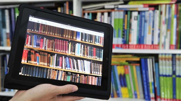 Bücher in digitalisierter Form online leihen und auf dem Tablet lesen ist im Lockdown eine kostengünstige und naheliegende Option.
