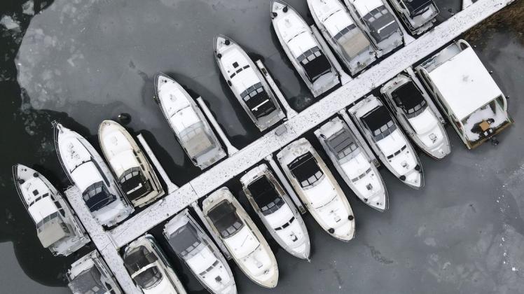 Die Wasserpolizei hat auf die im Eis festliegenden Boote ein besonders Augenmerk, genauso wie auf Bootsschuppen