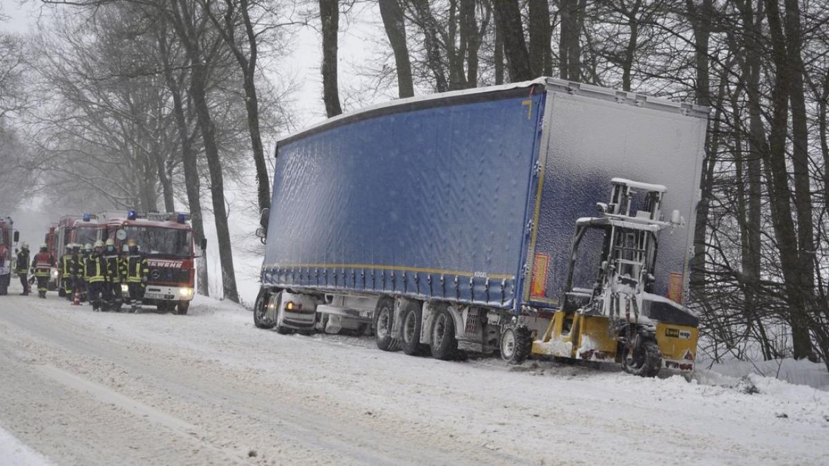 Unfall Auf Der B51: Lkw Rutscht Bei Ostercappeln Gegen Baum | NOZ