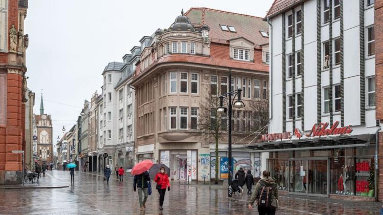 Seit nunmehr drei Jahren führt ein Rechtsstreit zwischen Besitzer Joachim Hoepp und der Ostseesparkasse dazu, dass das alte Kaufhaus in der Kröpeliner Straße leer steht.