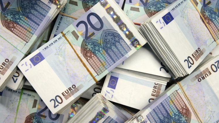 Euroscheine liegen in Bündeln auf einem Tisch. Die Inflationsrate in Mecklenburg-Vorpommern ist wieder positiv.
