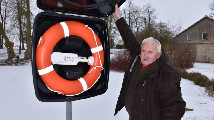 Der Rettungsring ist schnell zur Hand. So kann im Notfall rasch geholfen werden, findet Jürgen Ahrens, Bürgermeister der Gemeinde Mühlen Eichsen.