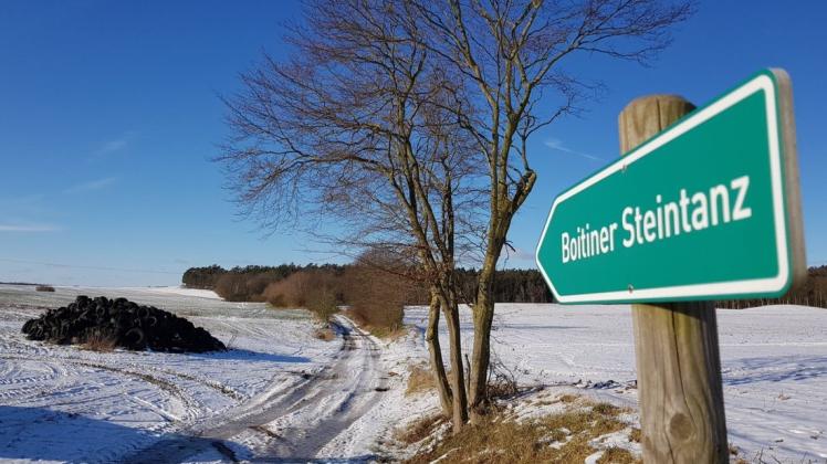 Auf den ersten Blick verschandelt ein Haufen Reifen die idyllische Landschaft nahe des Boitiner Steintanzes.