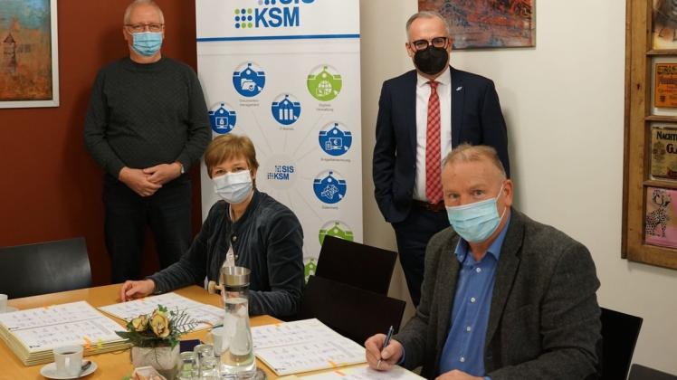 Die Lübzer Bürgermeisterin Astrid Becker und Amtsleiter Gerd-Holger Goliz bei der Vertragsunterzeichnung mit der KSM. Im Hintergrund Axel Mölau (l) und KSM- Geschäftsführer Matthias Effenberger (r). Die Lübzer Bürgermeisterin Astrid Becker und Amtsleiter Gerd-Holger Goliz bei der Vertragsunterzeichnung mit der KSM. Im Hintergrund Axel Mölau (l) und KSM- Geschäftsführer Matthias Effenberger (r).