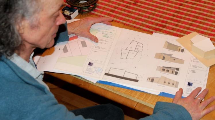 Auch ohne Landesmittel soll das Projekt verwirklicht werden: Willem Schulz studiert die Pläne des Architekten Klaus Beck.