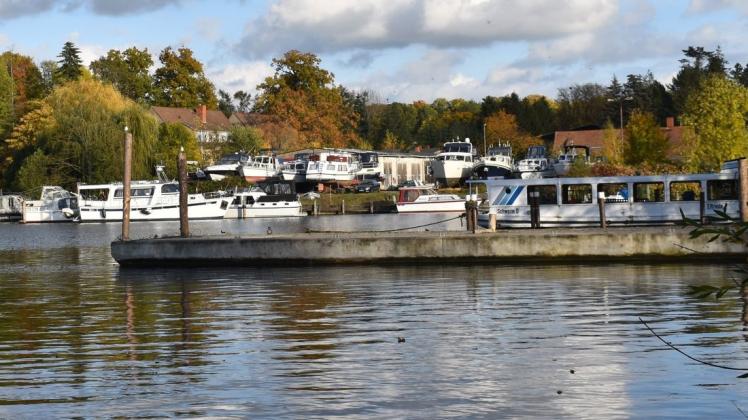 Idyllisch am Ziegelaußensee gelegen: Derzeit dient das Gelände des ehemaligen Straßenbauamtes vor allem als Bootslager. Künftig soll dort ein maritimes Dienstleistungszentrum stehen.