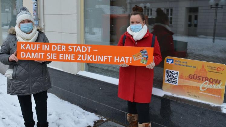 Kämpfen für den Einzelhandel in der Güstrower Innenstadt: Annegret Dräger von der Güstrow-Card (l.) und Sandra Sieber vom Gewerbeverein Güstrow.