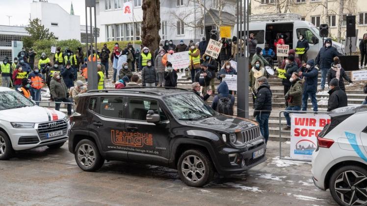Am Dienstag demonstrierten Fahrlehrer und Einzelhändler gemeinsam vor dem Landtag