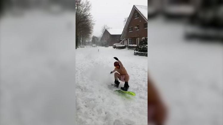 Das muss man sich erstmal trauen: Elias Korte bei seinem Snowboard-Stunt. (Screenshot)
