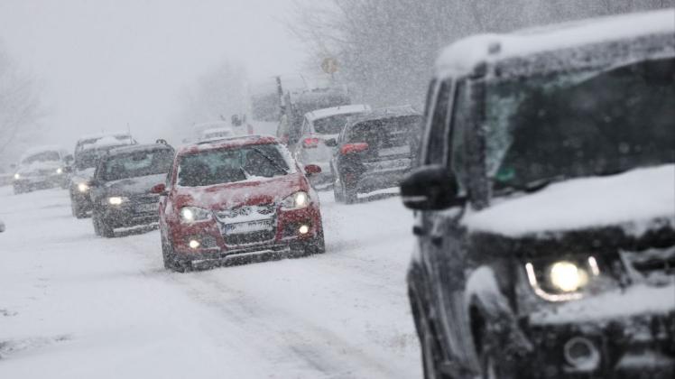 Schnee und Eis sorgen für rutschige Straßen und erhöhte Unfallgefahr.
