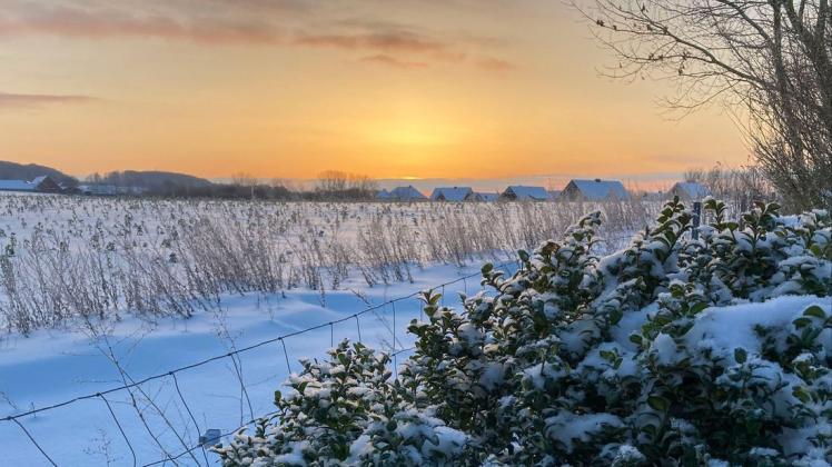 Auf Schneechaos folgt der Sonnenschein. Impressionen aus dem Süden von Osnabrück. Der Dienstag ist mit einem malerischen Sonnenaufgang gestartet.