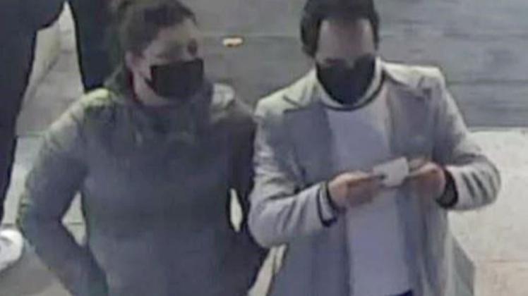 Gesuchtes Betrügerpärchen von einer Videokamera am Schweriner Marienplatz aufgenommen.