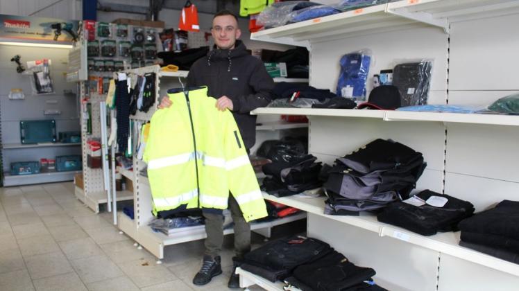 Nicolas Koch in seinem Fachgeschäft für Arbeits- und Brandschutz im Weisener Ortsteil Waldhaus.