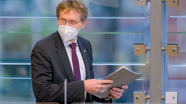Daniel Günther (CDU), Ministerpräsident von Schleswig-Holstein, trägt im Plenarsaal des Landtags eine FFP2-Maske. Der Landtag berät nach Beschlüssen von Bund und Ländern in einer Sondersitzung über die Corona-Situation. +++ dpa-Bildfunk +++