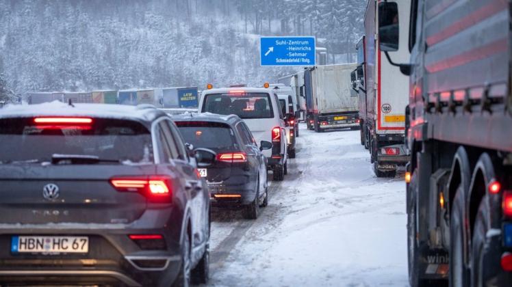 Schnee und Eis auf der Autobahn erschweren den Weg zur Arbeit. Zumindest am ersten Tag müssen Beschäftige allerdings keine Abmahnung fürchten.