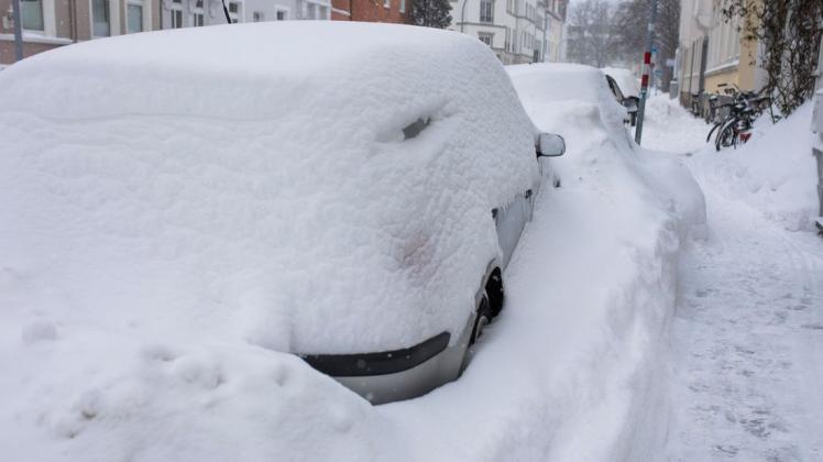 Ein typisches Bild in diesen Tagen in den Osnabrücker Straßen: Geparkte Autos stehen reifentief im Schnee.