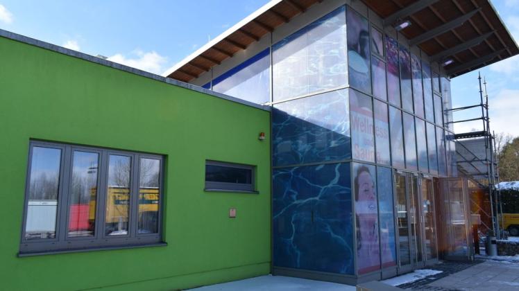 Der Eingang zum Freizeitbad Oase in Güstrow: Besucher müssen sich bis Ende dieses Jahres gedulden.