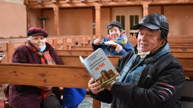 Druckfrisch ist das neue Buch von Dr. Frank Löser und seiner Frau Evemarie, das Lisa Mißfeldt (l.) ihnen komplett übersetzt hat.