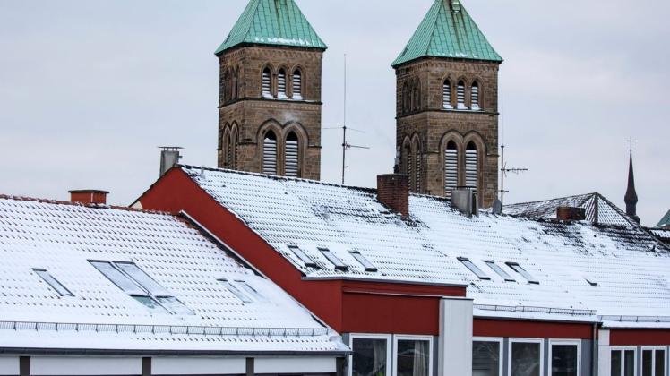 Schneefanggitter, wie hier auf ein paar Dächern in der Osnabrücker Innenstadt, können die Gefahr von Dachlawinen mildern.