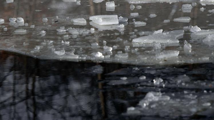 Städte im Emsland warnen davor, zugefrorene Gewässer zu betreten.