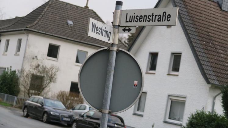 Das alte Gebäude an der Luisentraße 1 soll weichen. Wie hoch ein Nachfolge-Gebäude an selber Stelle werden darf, beschäftigte jetzt die Ratsvertreter. Gerne sähen sie hier möglichst viel Wohnraum. Doch die Sache ist kompliziert.