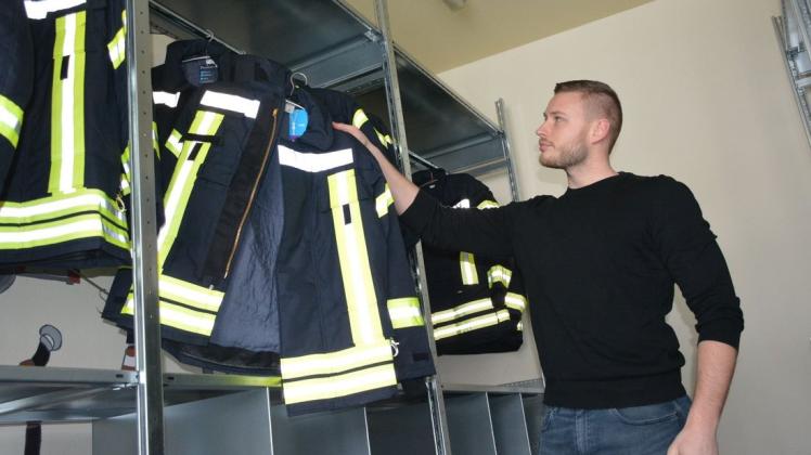 Startklar für die Kameraden der Feuerwehr: Hendrik Hagen von der Stadtverwaltung zeigt die neu eröffnete Kleiderkammer, die mehrere Wehren nutzen.