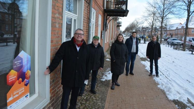 Treffpunkt Schlossstraße 6: Siegbert Eisenach, Reinhard Mach, Christin Garbe, Henrik Wegner und Matthias Belke (v.l.n.r.) vor dem Ladenlokal, das derzeit besonders in Szene gesetzt wird.
