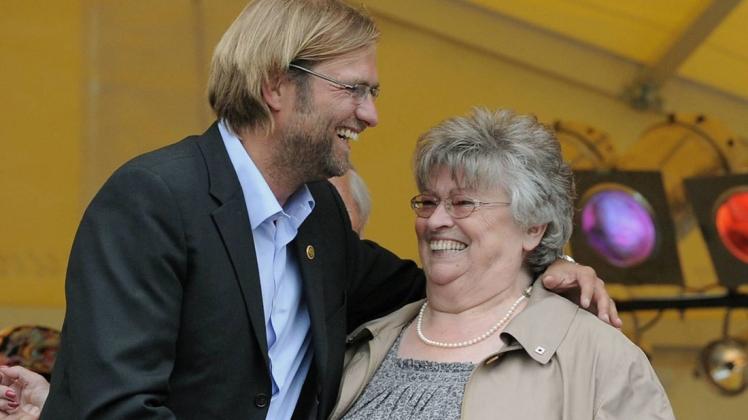Der damalige Meistertrainer beim BVB Jürgen Klopp 2011 mit Mutter Elisabeth.